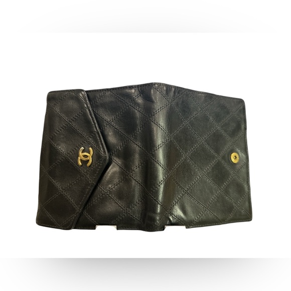 291. Chanel Black Leather compact wallet - Picture 4 of 8